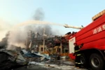 Lính cứu hỏa nỗ lực dập lửa sau vụ nổ ở Thiên Tân. (Nguồn: THX/TTXVN)