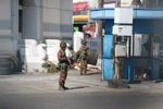 Binh sỹ gác tại Yangon, Myanmar. (Ảnh: THX/TTXVN) 