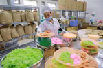 Sản xuất mứt Tết tại Công ty Cổ phần Bánh Mứt kẹo Hà Nội (Hanobaco). (Ảnh: Vũ Sinh/TTXVN)