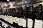 Rượu vang Pháp được bày bán tại một siêu thị ở Los Angeles, bang California, Mỹ ngày 18/8/2019. (Ảnh: AFP/TTXVN)