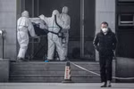 Chuyển bệnh nhân nghi nhiễm virus tại bệnh viện Jinyintan ở thành phố Vũ Hán, Trung Quốc ngày 18/1/2020. (Ảnh: AFP/TTXVN)