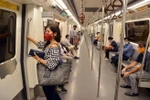 Người dân đeo khẩu trang và thực hiện giãn cách xã hội phòng lây nhiễm COVID-19 khi đi tàu điện ngầm ở New Delhi, Ấn Độ. (Ảnh: THX/TTXVN)