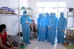 Đoàn công tác của Ban Chỉ đạo quốc gia phòng, chống dịch COVID-19 và lãnh đạo tỉnh Hải Dương kiểm tra thực tế công tác phòng, chống dịch tại khu cách ly tập trung Ký túc xá trường Đại học Hải Dương. (Ảnh: Mạnh Tú/TTXVN)