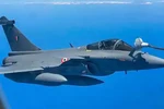 Máy bay tiêm kích Rafale được tiếp nhiên liệu trên không trong hành tình tới Ấn Độ. (Nguồn: PTI)