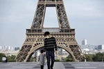 Người dân đeo khẩu trang nhằm ngăn chặn sự lây lan của dịch COVID-19 tại Paris, Pháp. (Ảnh: AFP/TTXVN)