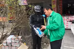 Người dân đổ xô mua khẩu trang với giá 200.000 đồng/hôp/50 cái. (Ảnh: Trịnh Duy Hưng/TTXVN)