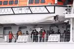 Các hành khách trên tàu du lịch Diamond Princess tại khu vực cách ly cảng Yokohama, Nhật Bản, ngày 14/2. (Ảnh: AFP/TTXVN)