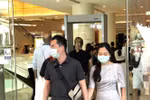 Khẩu trang là vẫn là vật dụng cần thiết của người dân Thái Lan khi ra khỏi nhà để phòng chống dịch COVID-19. (Ảnh: Ngọc Quang/TTXVN)