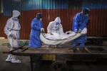 Chuyển thi thể bệnh nhân tử vong do COVID-19 tại New Delhi, Ấn Độ. (Ảnh: AFP/TTXVN)