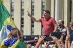 Tổng thống Brazil tham gia biểu tình phản đối yêu cầu ở nhà chống dịch