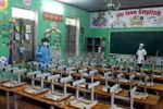 Phun hóa chất tiêu độc khử trùng tại trường. (Ảnh: Đồng Thúy/TTXVN)