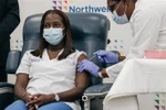 Một nhân viên y tế được tiêm vắcxin ngừa COVID-19 tại New York, Mỹ. (Ảnh: THX/TTXVN)