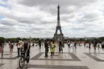 Người dân Pháp tại tháp Eiffel tại thủ đô Paris. (Ảnh: AFP/TTXVN)