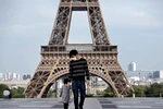 Người dân đeo khẩu trang nhằm ngăn dịch COVID-19 lây lan tại Paris, Pháp. (Ảnh: AFP/TTXVN)