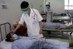 Bác sỹ đang thăm khám cho bệnh nhân bị ngộ độc thực phẩm sau khi sử dụng pate Minh Chay. (Ảnh: Trịnh Bang Nhiệm/TTXVN)
