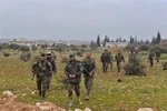 Quân đội Syria tiến vào làng Tall Touqan, vùng lân cận tỉnh Idlib, Tây Bắc Syria ngày 5/2/2020. (Ảnh: AFP/TTXVN)