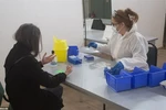 Xét nghiệm máu nhằm phát hiện nhanh người nhiễm COVID-19 tại trung tâm xét nghiệm ở Tây London, Anh. (Ảnh: Dailymail/TTXVN)