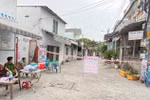 Các lực lượng chức năng phong tỏa tuyến đường TL04 tại phường Thạnh Lộc (Quận 12, TP.HCM). (Ảnh: TTXVN)