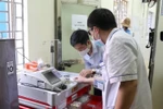 Kiểm tra sự ổn định của hệ thống máy móc, trang thiết bị y tế phục vụ công tác điều trị cho bệnh nhân COVID-19 tại Phòng vật tư tiêu hao của bệnh viện dã chiến. (Ảnh: Xuân Tiến/TTXVN)