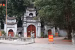 Đền Mẫu tại phố Hiến đóng cửa, căng dây không tiếp đón du khách. (Ảnh: Đinh Tuấn/TTXVN)