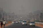 Khói mù ô nhiễm bao phủ bầu trời tại New Delhi, Ấn Độ. (Ảnh: AFP/ TTXVN)