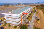 Bệnh viện có diện tích khoảng 5.000m2, vốn là Trung tâm thực hành Thực nghiệm, trường Đại học Sao Đỏ - Cơ sở 2 (Chí Linh, Hải Dương) đã được cải tạo theo đúng thiết kế vận hành của một bệnh viện dã chiến tiêu chuẩn. (Ảnh: TTXVN phát)