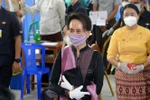 Nhà lãnh đạo Myanmar Aung San Suu Kyi (phía trước) tới thị sát công tác tiêm vắcxin phòng dịch COVID-19 tại một bệnh viện ở Naypyidaw ngày 27/1/2021. (Ảnh: AFP/TTXVN)