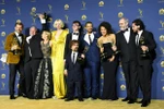 Dàn diễn viên 'Game of Thrones' chụp ảnh với giải thưởng Emmy dành cho Series phim truyền hình xuất sắc nhất thể loại chính kịch tại lễ trao giải ở Los Angeles, California, Mỹ ngày 17/9. (Ảnh: AFP/ TTXVN)