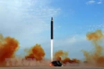 Một vụ phóng thử tên lửa đạn đạo tầm trung Hwasong-12 tại Triều Tiên. (Nguồn: AFP/TTXVN)