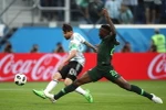 Cầu thủ Lionel Messi (trái) của Argentina ghi bàn trong trận đấu với Nigeria ở Saint Petersburg, Nga ngày 26/6. Ảnh: THX/ TTXVN .