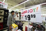 Người dân mua sắm trong ngày Black Friday tại California, Mỹ. (Ảnh: AFP/TTXVN)