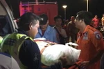 Nhân viên cứu hộ chuyển thi thể nạn nhân trong vụ lật tàu ở Phuket, Thái Lan ngày 5/7. (Nguồn: AFP/TTXVN)