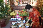  Nghệ nhân Ánh Tuyết với mâm cỗ Tết truyền thống Hà Nội. (Ảnh: Đinh Thị Thuận/TTXVN)