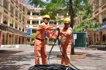 Công nhân điện lực Hà Nội kéo bổ sung nguồn dây cấp điện cho khu dân cư. (Ảnh Mạnh Khánh/TTXVN)