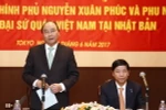 Thủ tướng Nguyễn Xuân Phúc đến thăm và nói chuyện với cán bộ nhân viên Đại sứ quán và đại diện cộng đồng người Việt Nam tại Nhật Bản. (Ảnh: Thống Nhất/TTXVN)