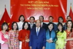 Thủ tướng Nguyễn Xuân Phúc gặp gỡ và nói chuyện với cán bộ, nhân viên Đại sứ quán Việt Nam tại Hoa Kỳ. (Ảnh: Thống Nhất/TTXVN)