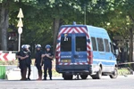 Cảnh sát tuần tra gần đại lộ Champs-Elysees ở Paris sau vụ xe ô tô lao vào xe cảnh sát ngày 19/6. (Nguồn: THX/TTXVN)