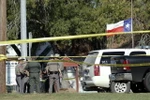 Cảnh sát điều tra tại hiện trường vụ xả súng ở Sutherland Springs, Texas. (Nguồn: AFP/TTXVN)