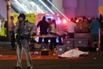 Cảnh sát điều tra tại hiện trường vụ xả súng ở Las Vegas. (Nguồn: AFP/TTXVN)