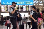 Cảnh sát Australia tuần tra tại sân bay Sydney ngày 30/7 trong bối cảnh an ninh được tăng cường do lo ngại khủng bố. (Nguồn: AFP/TTXVN)