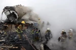 Nhân viên cứu hộ làm nhiệm vụ tại hiện trường vụ tai nạn. (nguồn: EPA/TTXVN)