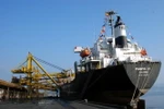 Tàu PACIFIC vào ăn than tại cảng Cẩm Phả, Quảng Ninh. (Ảnh: Văn Đức/TTXVN)