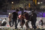 Chuyển một nạn nhân bị thương trong vụ xả súng ở Las Vegas ngày 1/10. (Nguồn: AFP/TTXVN)