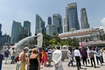 Khách du lịch tham quan Singapore. Nguồn: AFP/TTXVN)