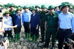 Phó Thủ tướng Trương Hòa Bình thị sát hiện trường bị thiệt hại do mưa lũ tại phường Cầu Thia, thị xã Nghĩa Lộ. (Ảnh: Trung Kiên/TTXVN)