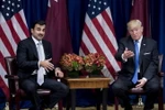 Quốc vương Qatar Sheikh Tamim bin Hamad al-Thani (trái) và Tổng thống Mỹ Donald Trump. (Nguồn: AFP/TTXVN)