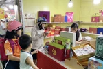 Người dân chọn mua các sản phẩm bánh Trung thu. (Ảnh: Phạm Kiên/TTXVN)