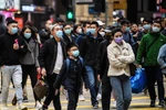 Đeo khẩu trang phòng lây nhiễm virus corona tại Hong Kong, Trung Quốc. (Ảnh: AFP/TTXVN)