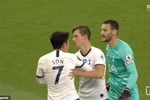 Son Heung-min và Hugo Lloris xô xát trên sân. (Nguồn: Sky)