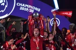 Liverpool nâng cao chiếc cúp vô địch mà họ đã phải chờ đợi suốt 30 năm qua. (Nguồn: Getty Images)